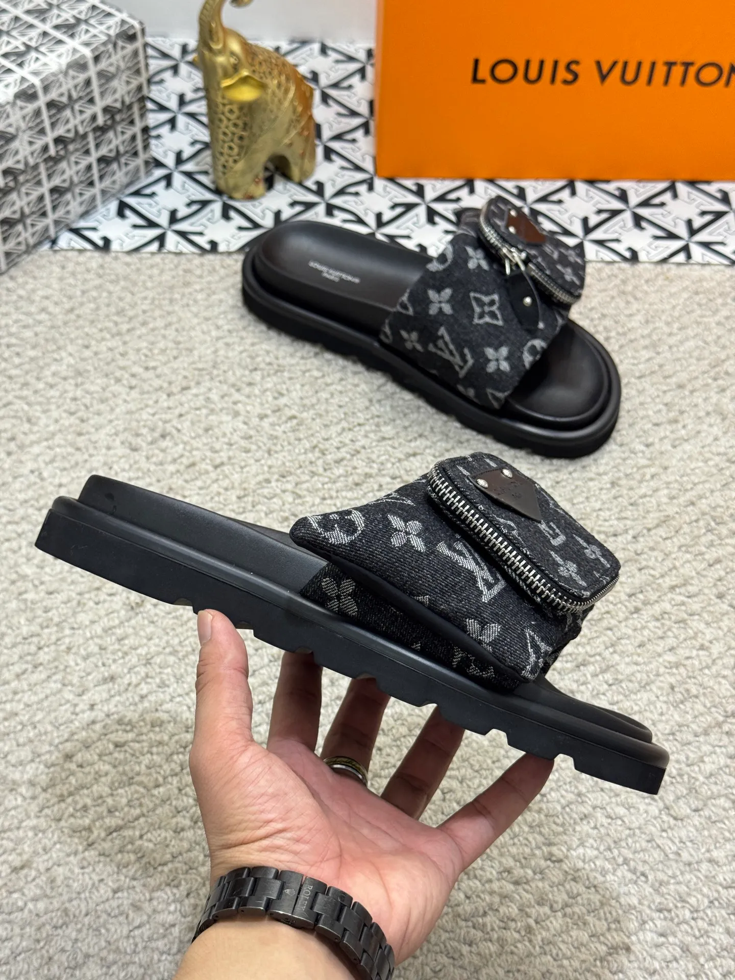 Men's shoes 💰400 [New style] 🦇🦇Top original order [Louis Vuitton] Couple style 👫Spring and summer style🎯🎯As an active family in the fashion industry ⭐ Lv is characterized by bold innovation ⚡Fabric down cloth🔥 Combined outsole, clean and tidy ⚡Fashionable and generous🌹Multiple colors available..Size: 36-44 (45 customized